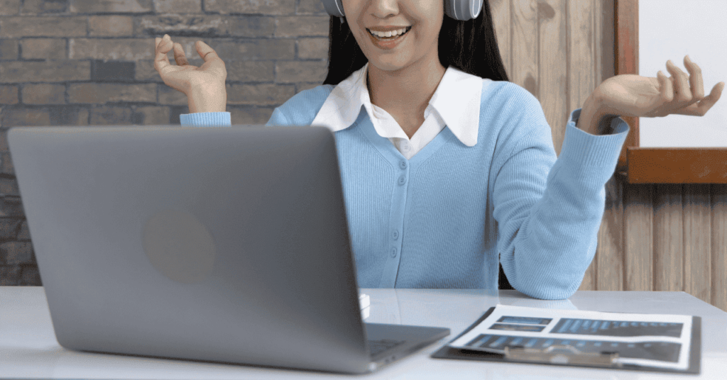 ノートパソコンを開いて会話する女性