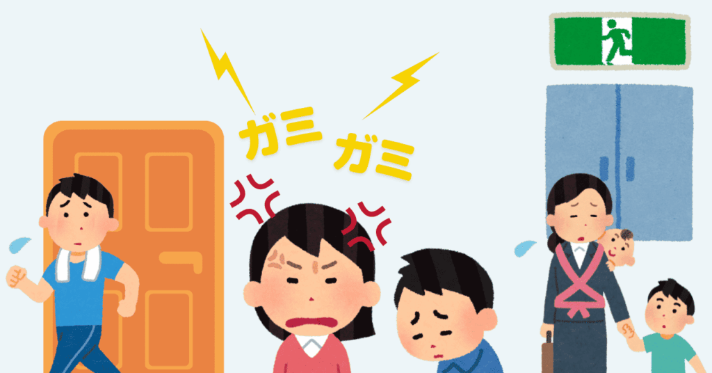 人々に見られながらも怒る母と、うなだれて下を向く男の子