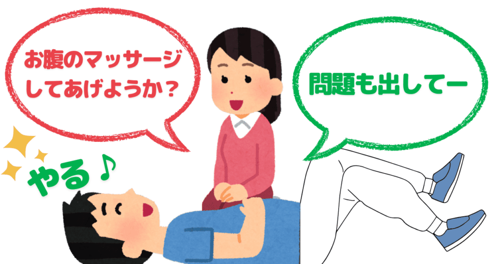 仰向けに寝転がって笑顔の男の子に、話しかける笑顔の母