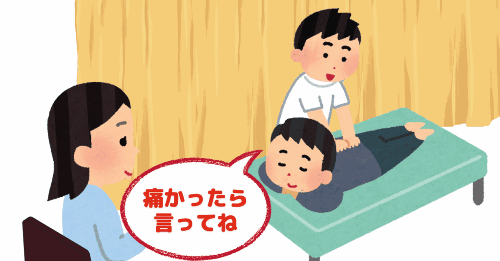ベッドにうつ伏せになり、整体の施術を受ける男の子