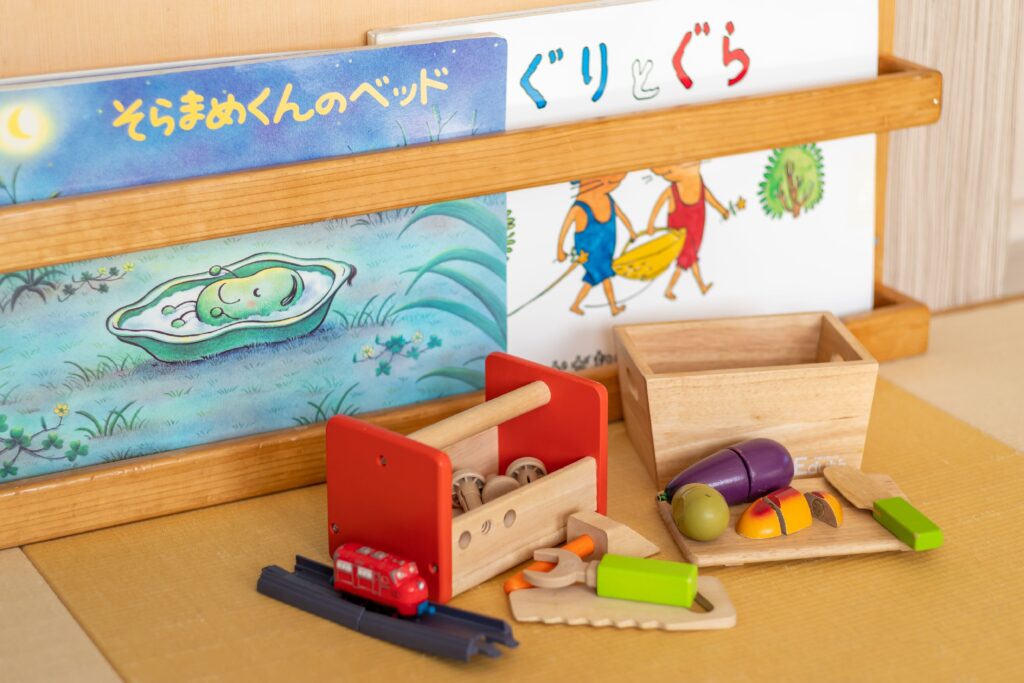 絵本と木製おもちゃの写真