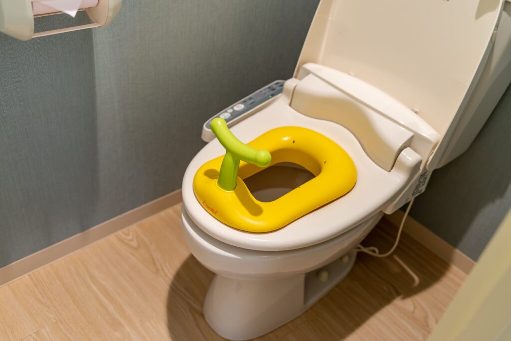 トイレ便座の上に、子ども用補助便座がセットされている写真
