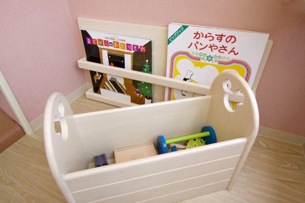 絵本とおもちゃ箱の写真