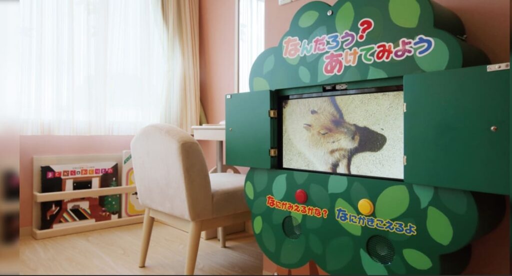 木製の木の形をしたおもちゃの写真