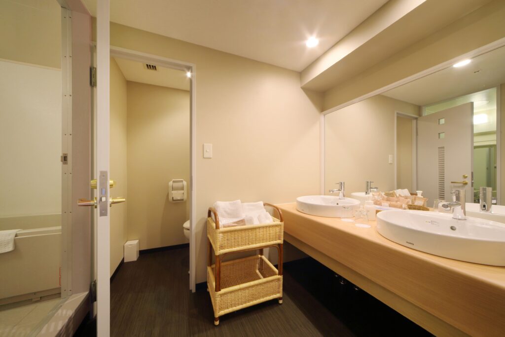 洗面台とバスルームとトイレが並んだ写真
