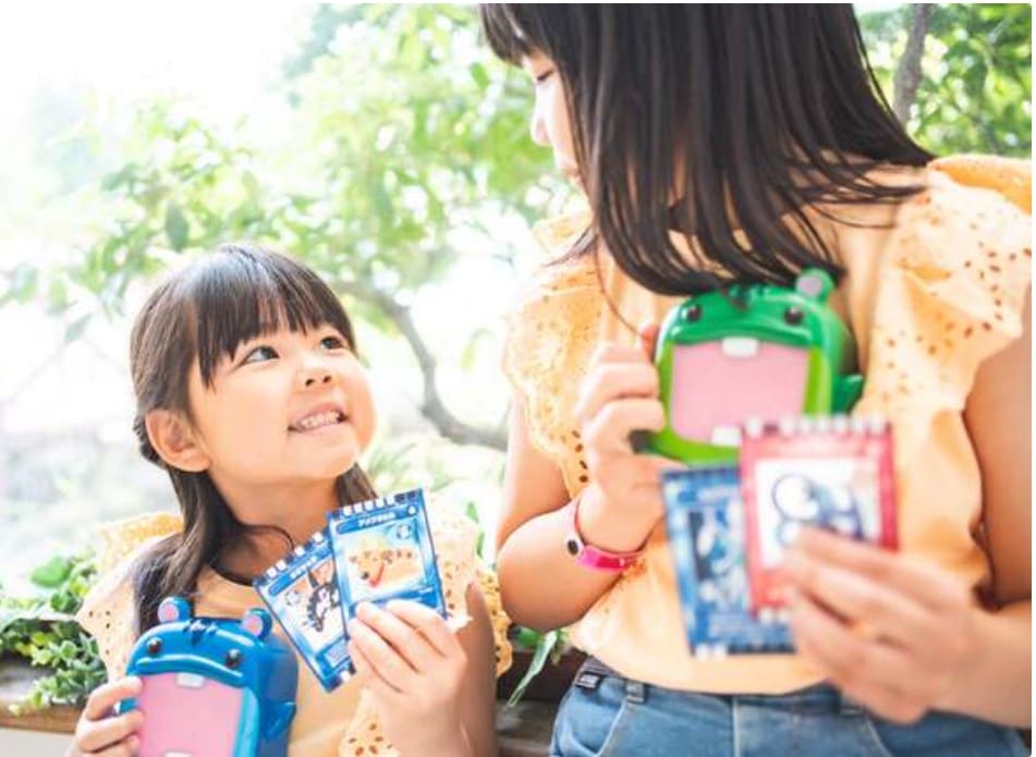 カードを持っている姉妹の写真