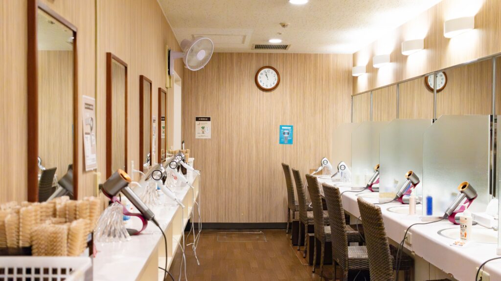 たくさんのドライヤーが並ぶパウダールームの写真