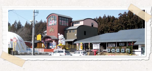 キッズプレイランドとレストランが並列した建物の外観写真
