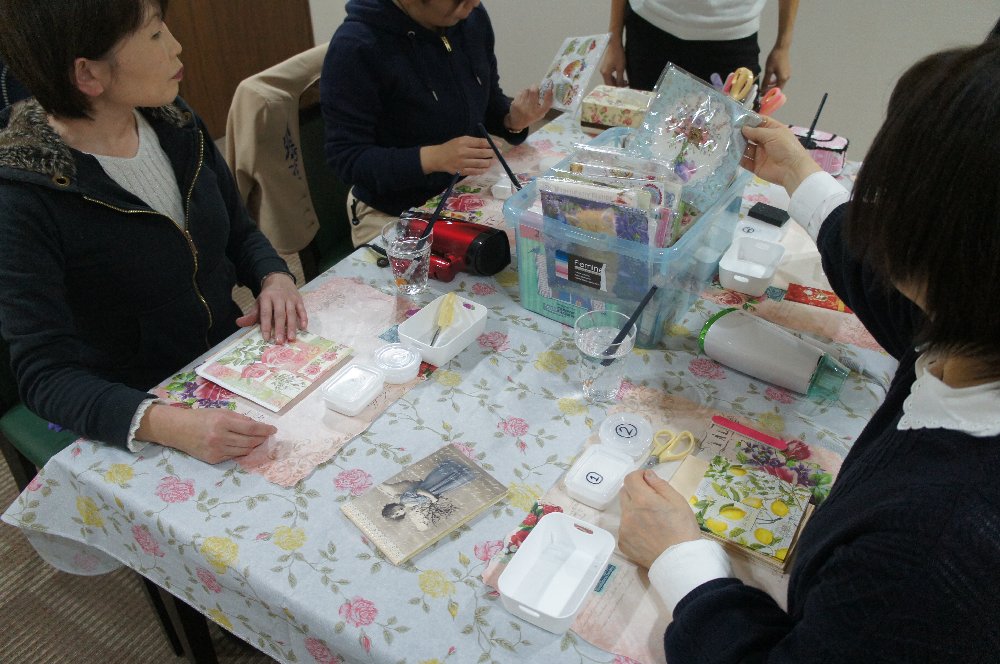 作業をしている女性３人の写真