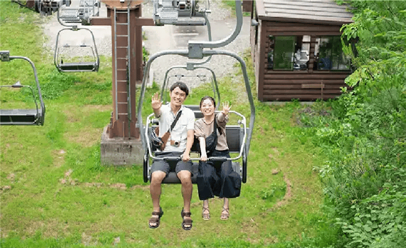 リフトに乗るカップルの写真