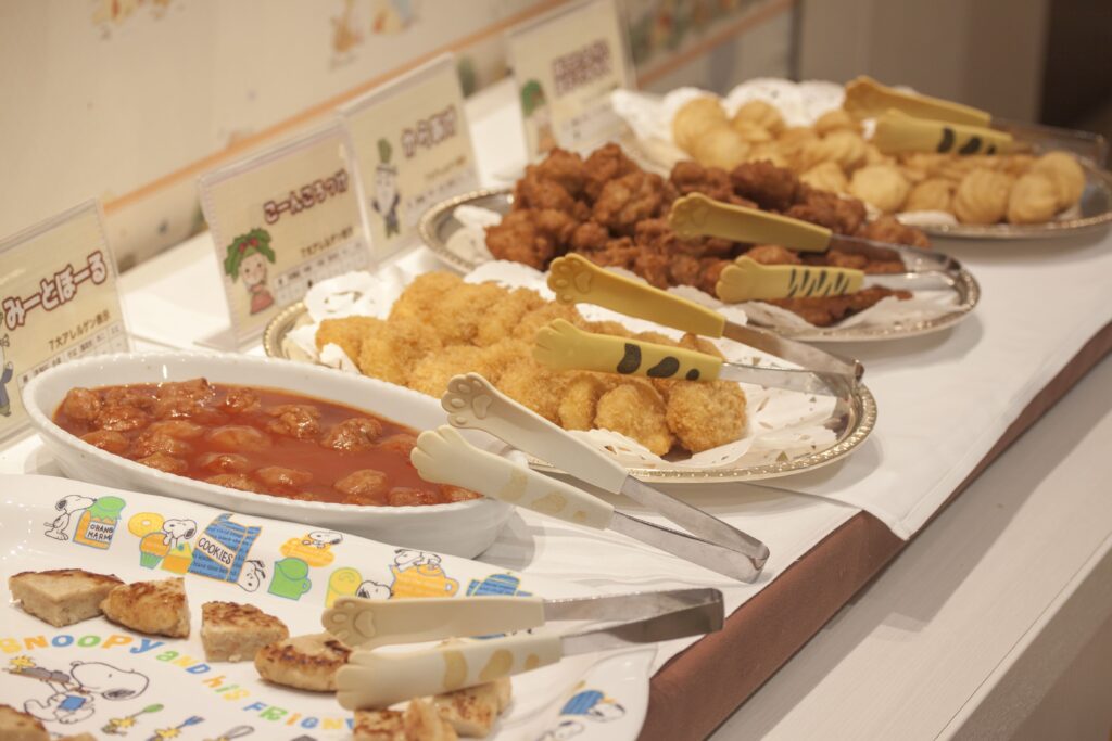 キッズ用バイキング料理が並んだ写真