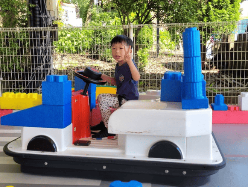 ブロックカートに乗る男の子の写真