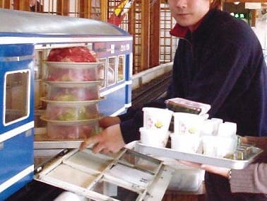 SLのドアから食べ物を取り出す写真