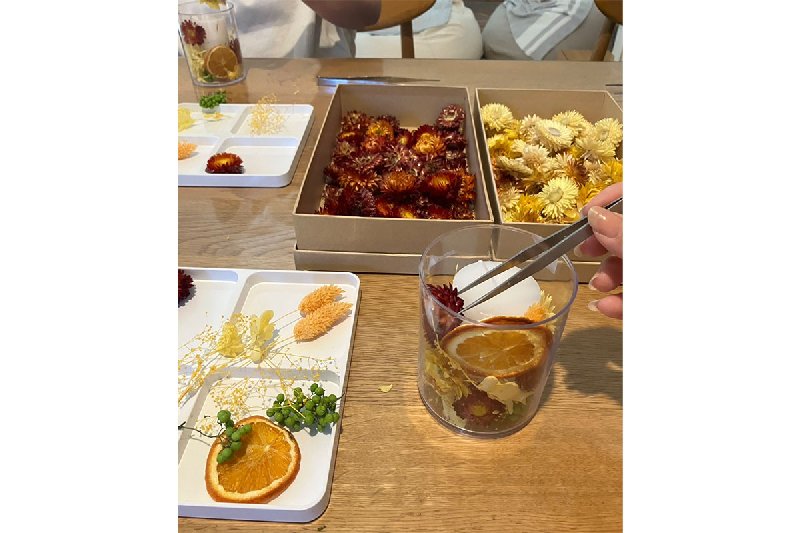 ボタニカルキャンドル作りをしている写真