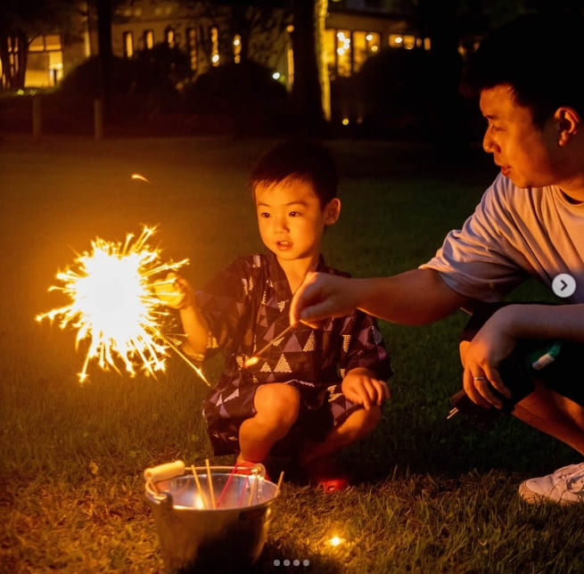 花火をする男の子とパパ