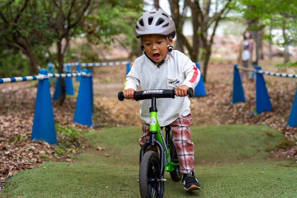 ランニングバイクに乗る男の子の写真