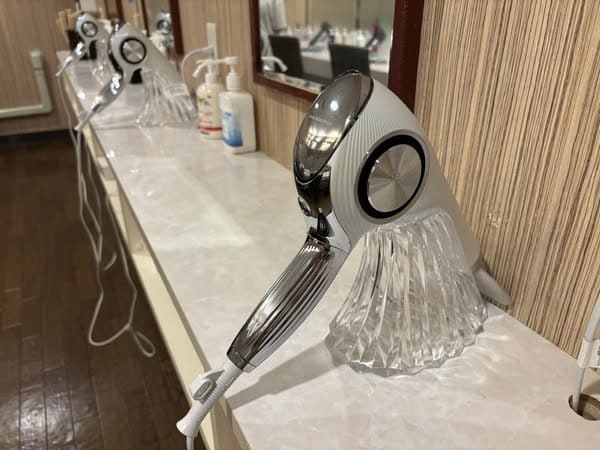 透明感あるドライヤーの写真