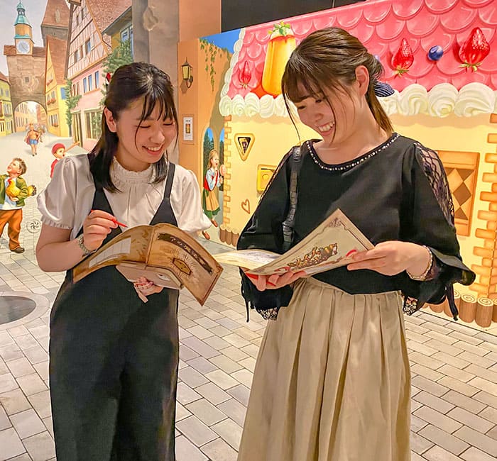 謎解きを楽しむ女性2人の写真