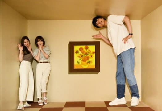 狭い空間に首を曲げておさまる男性の写真