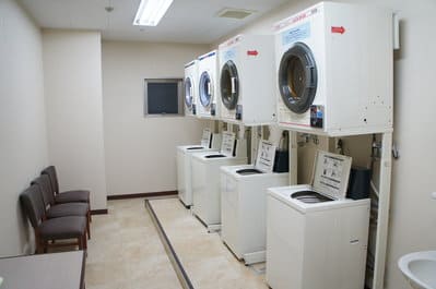 ４台のコインランドリーが並ぶ写真