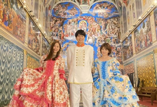 レンタル衣装を着て写真を撮ってもらう女性2人と男性1人の写真