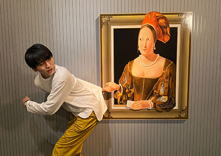 絵画から手が出ている不思議な絵の写真