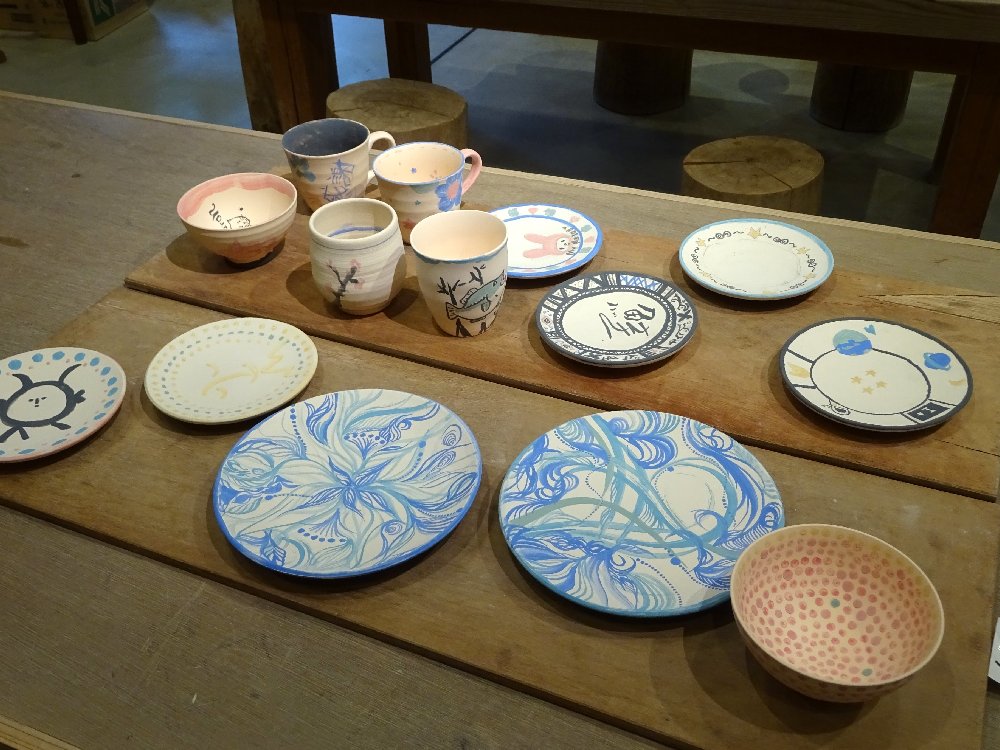 陶芸作品が並んだ写真