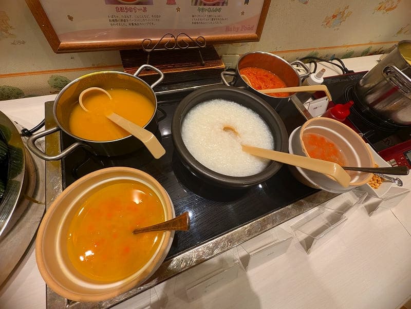 離乳食が5種類の鍋に入って置かれている写真