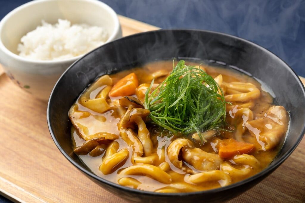 カレーうどんとご飯セットの写真
