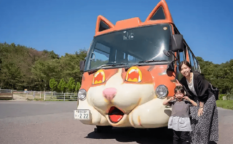オレンジのネコバスの写真