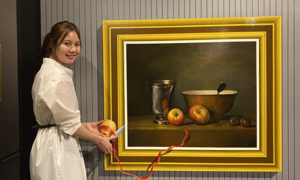 絵画からリンゴの皮が飛び出たような不思議な絵の写真