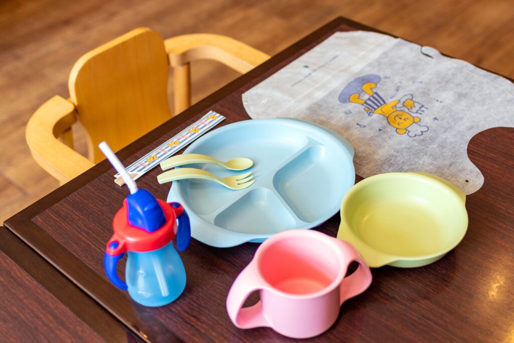 キッズ用食器が並んだ写真