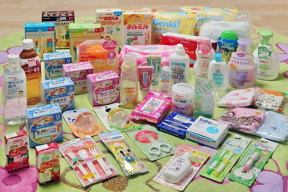 離乳食などの赤ちゃん用品がたくさん集められた写真