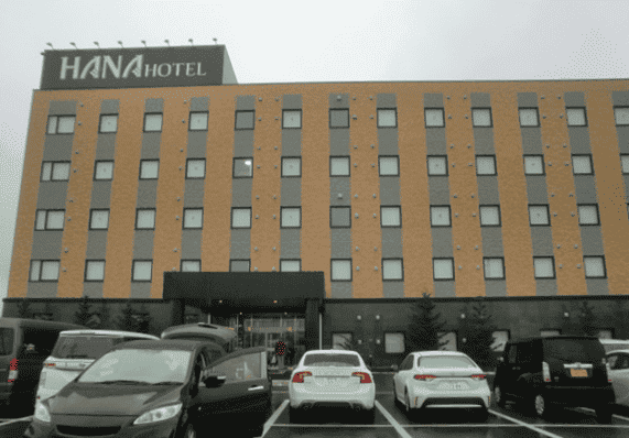 ハナホテル伊香保を駐車場側から撮影した写真