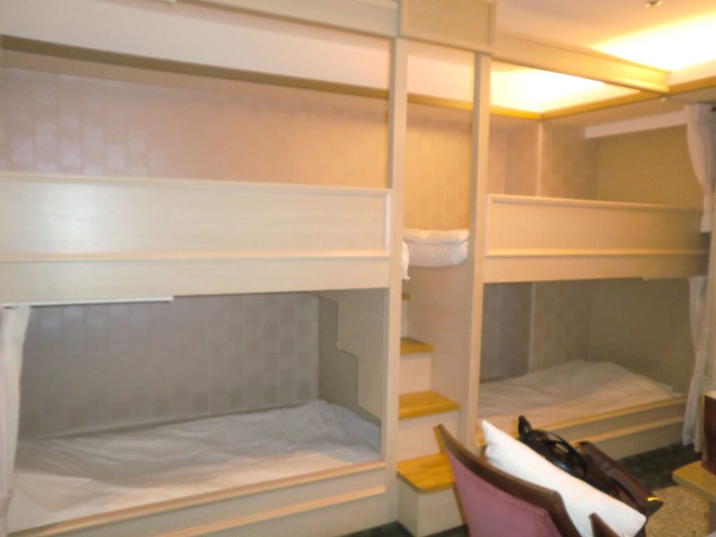 ホテル ヘリテイジ飯能の客室プリンセス内にある連結した２台の２段ベッドの写真