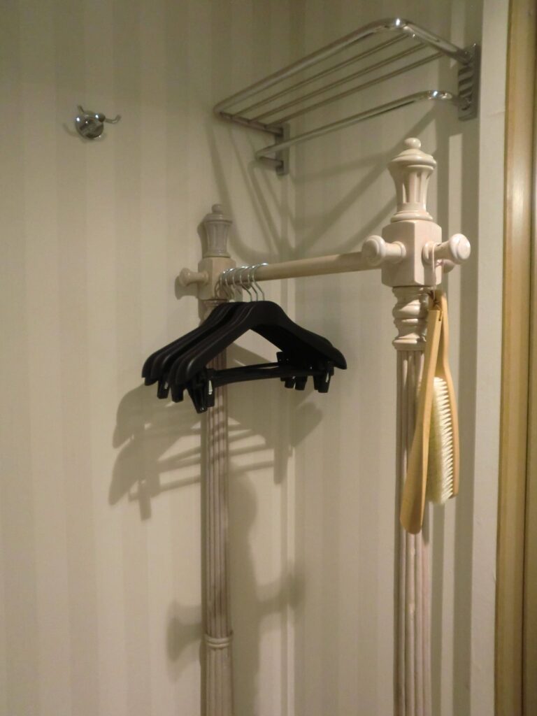 ホテル ヘリテイジ飯能の客室プリンセス内にある洗面台のハンガーの写真