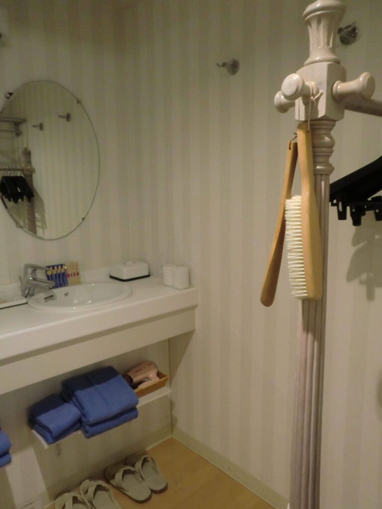 ホテル ヘリテイジ飯能の客室プリンセス内にある洗面台のハンガーの写真