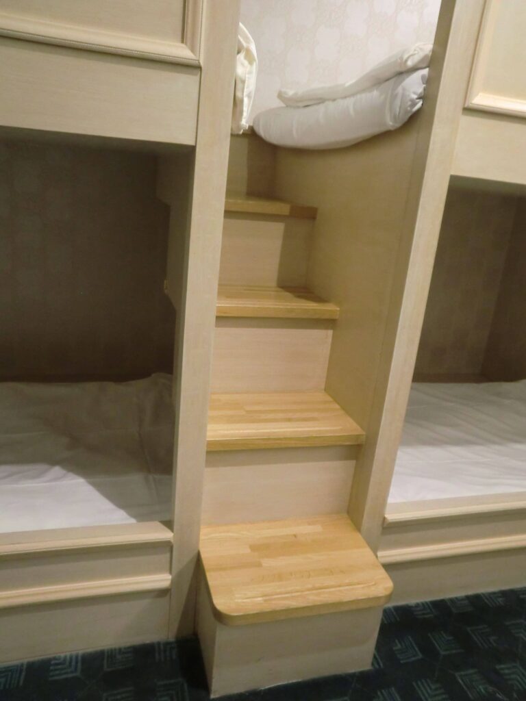 ホテル ヘリテイジ飯能の客室プリンセス内に２段ベッド中央にある階段部分の写真