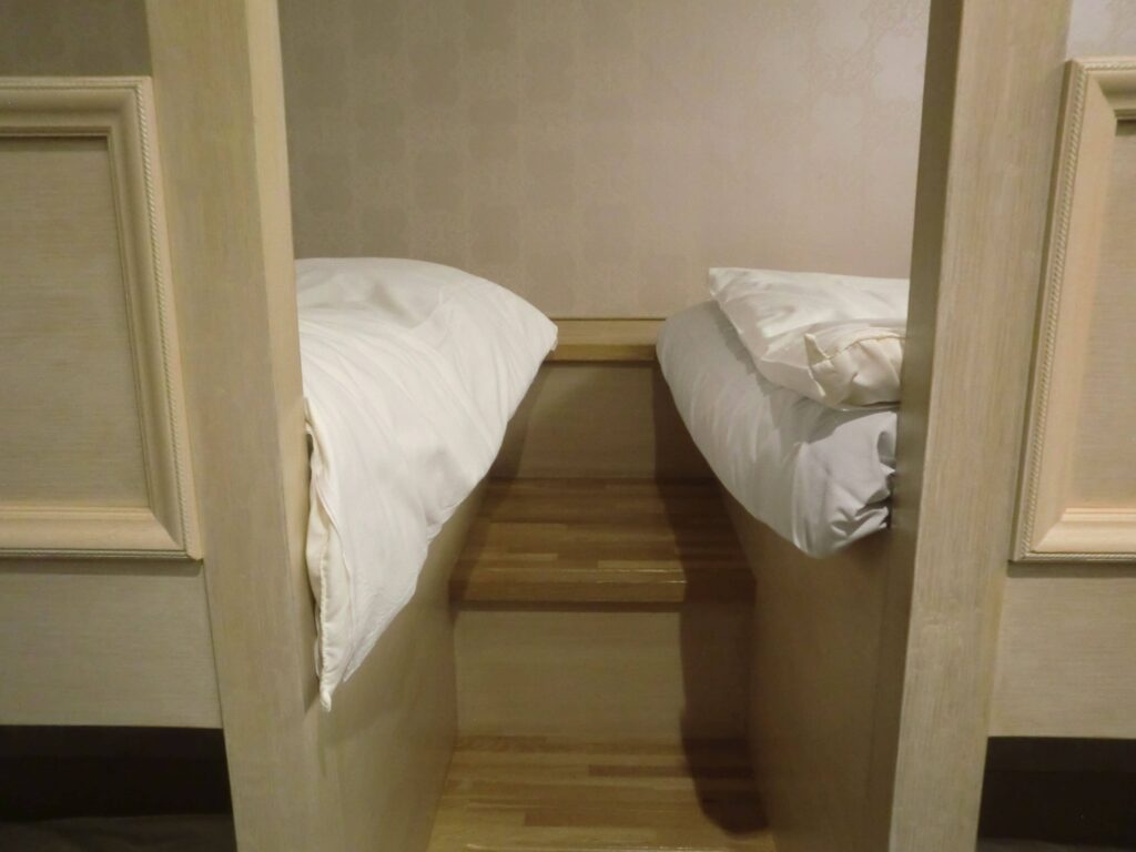 ホテル ヘリテイジ飯能の客室プリンセス内に２段ベッド中央にある階段部分の写真