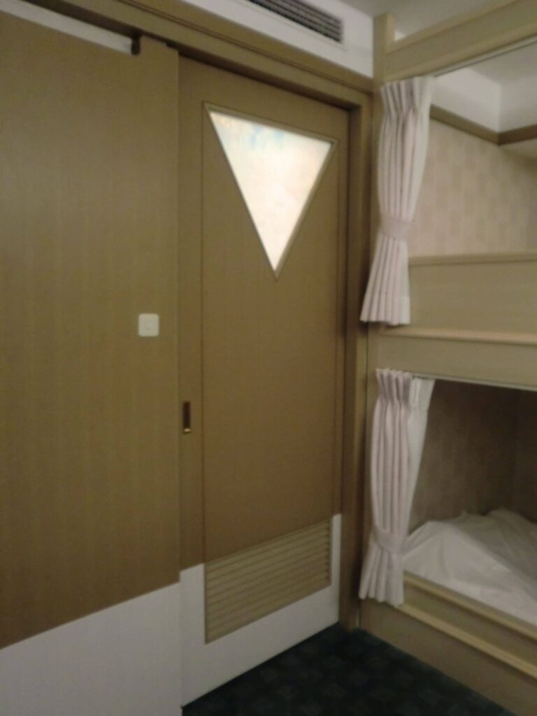 ホテル ヘリテイジ飯能の客室プリンセス　メインルーム引戸写真