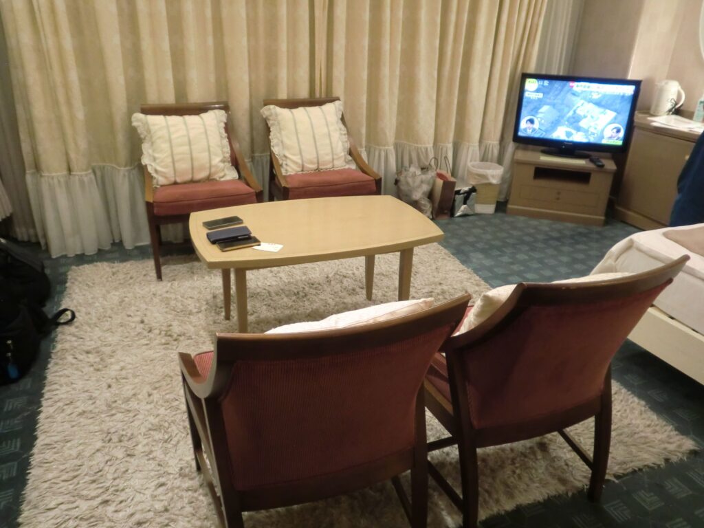 ホテル ヘリテイジ飯能の客室プリンセスの机と４脚の椅子の写真