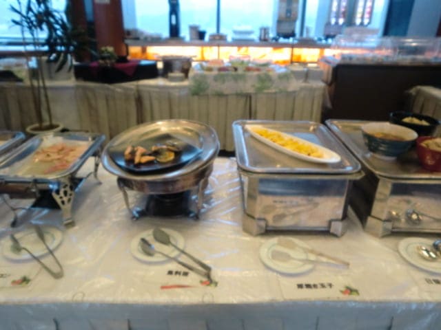 ホテル ヘリテイジ飯能　最上階レストラン内の並んだ料理の写真