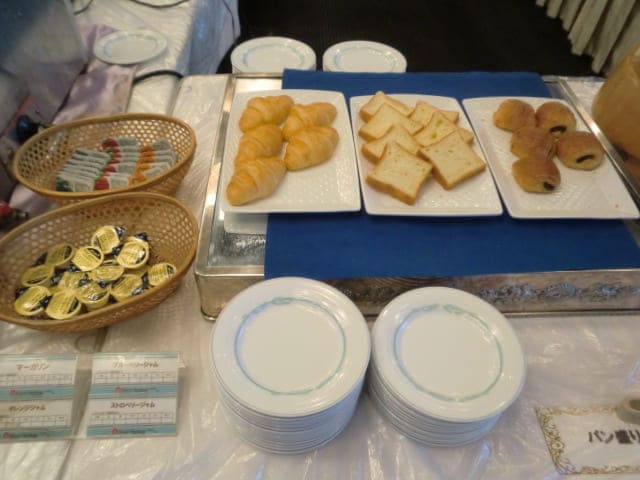 ホテル ヘリテイジ飯能　最上階レストラン内の並んだパン類の写真