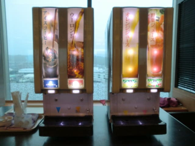 ホテル ヘリテイジ飯能　最上階レストラン内のドリンクバーの写真