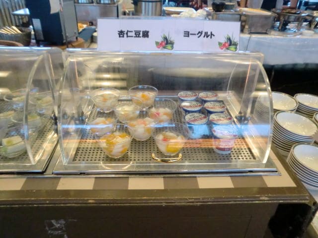 ホテル ヘリテイジ飯能　最上階レストラン内の並んだデザートの写真