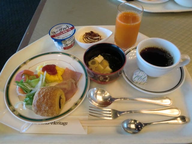 ホテル ヘリテイジ飯能　最上階レストラン内で、料理や飲み物を盛り付けお盆に載せた写真