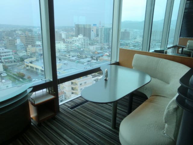 ホテル ヘリテイジ飯能　最上階レストランの窓際ソファー席からの景色の写真