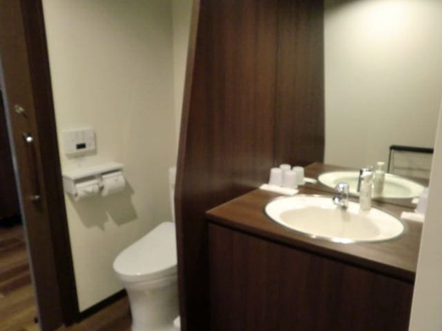ハナホテル伊香保の和洋室内 洗面台とトイレ空間の写真