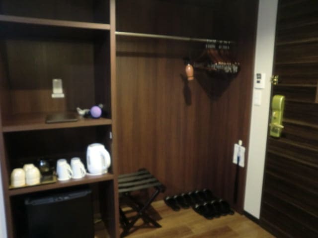 客室内ドア付近のハンガーの写真