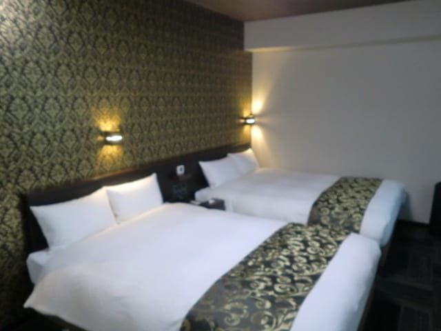 幅広のベッド2台が並んだ写真